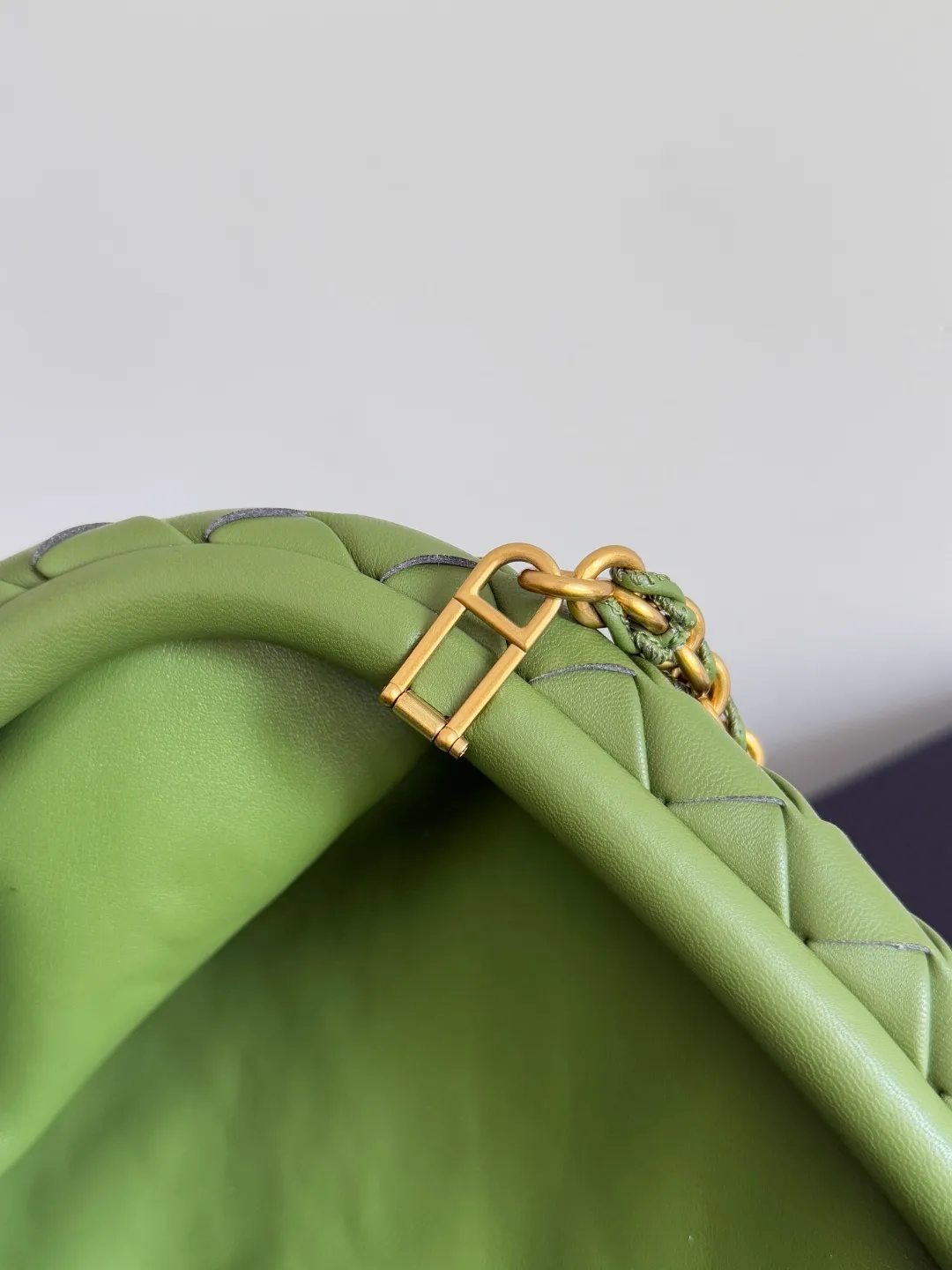 Batch 2260 BOTTEGA VENETA Lady's LAUREN CLUTCH Chain Clutch was inspired by 40 years ago. It is a perfect fusion of classic and modern bags. It is effortless and fashionable for any occasion and at any time. The newly added detachable metal chain allows people to have more ways to carry it. It is grand and elegant. Style No.: 785807 Size: 31.5*16.5*11cm